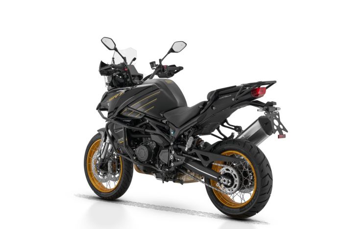 Мотоцикл QJMOTOR SRT 900 SX BLACK