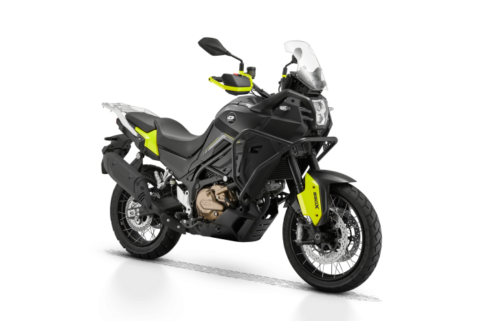 Мотоцикл QJMOTOR SVT650X BLACK/SILVERY/YELLOW