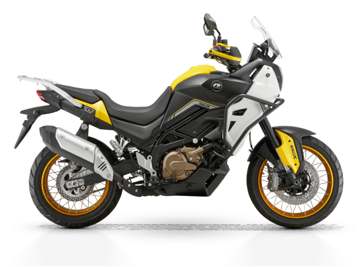 Мотоцикл QJMOTOR SVT650X BLACK/WHITE/GOLDEN
