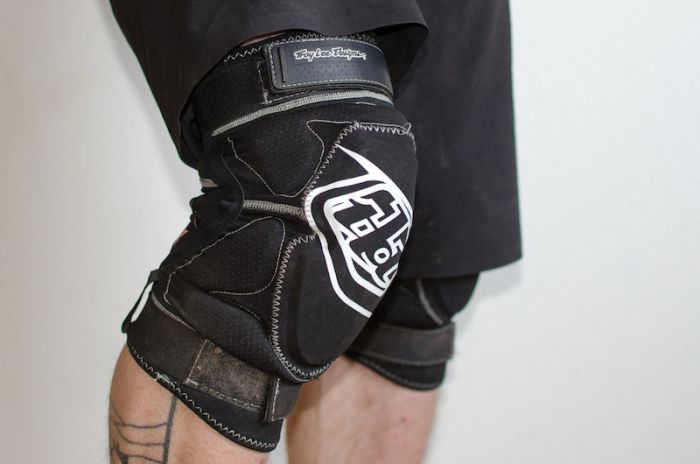 Вело Наколінники TLD T-BONE Knee Guard [Black]