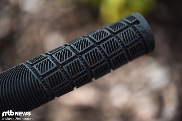 Гріпси ODI Reflex v2.1 Lock-On MTB Closed End 135mm Purple